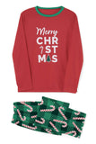 Conjunto de pijamas a juego con estampado navideño rojo y verde