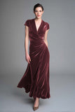 Vestido largo de fiesta navideña con cuello en V fruncido de terciopelo caramelo