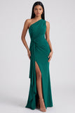 Sirena burdeos con un hombro fruncido y vestido formal