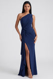 Sirena burdeos con un hombro fruncido y vestido formal