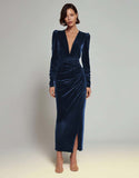Vestido Largo Formal de Terciopelo Fruncido con Cuello en V y Tubo de Oliva con Abertura
