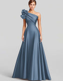 Vestido formal largo de satén azul marino con volantes en un hombro