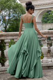 Vestido largo de dama de honor con tirantes de espagueti de línea Eucalipto A con volantes