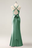 Vestido largo de dama de honor de satén con cuello en V de sirena Eucalipto
