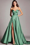 Vestido de fiesta largo de satén verde salvia palabra de honor línea A fruncido con abertura
