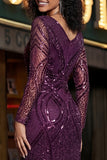 Vestido de graduación morado con escote en V y funda de lentejuelas y manga larga