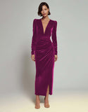 Vestido Largo Formal de Terciopelo Fruncido con Cuello en V y Tubo de Oliva con Abertura