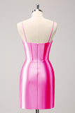 Vestido de fiesta ajustado con cuentas y tirantes finos en color rosa intenso