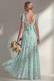 Un vestido largo largo de dama de honor con estampado de gasa azul y volantes
