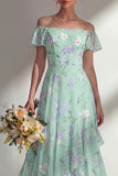 Vestido largo largo de dama de honor verde de la línea A con estampado floral y volantes