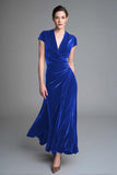 Vestido largo de fiesta navideña con cuello en V fruncido de terciopelo caramelo