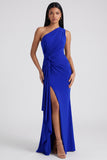Sirena burdeos con un hombro fruncido y vestido formal
