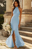 Vestido de dama de honor gasa color dusty sage estilo sirena con escote halter y volantes