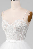 Vestido de fiesta con corsé de falda con volantes de lentejuelas brillantes blancas de una línea A con abertura