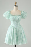 Vestido de cóctel corto con volantes florales y cuello cuadrado verde claro