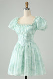 Vestido de cóctel corto con volantes florales y cuello cuadrado verde claro