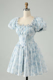Vestido de cóctel corto con volantes florales y cuello cuadrado verde claro