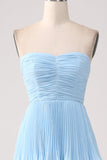 Vestido de fiesta azul cielo sin tirantes con plisado