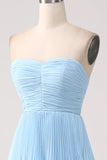 Vestido de fiesta azul cielo sin tirantes con plisado