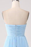 Vestido de fiesta azul cielo sin tirantes con plisado