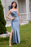 Vestido de dama de honor largo de satén con tirantes de vaina azul polvoriento