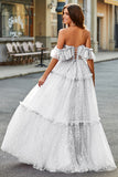 Vestido de novia con volantes de lunares con hombros descubiertos marfil