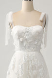 Vestido de novia marfil de tirantes finos de una línea con apliques