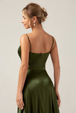 Vestido largo de dama de honor de satén verde oliva con correas de espagueti de línea A con abertura