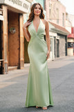 Vestido largo de dama de honor de satén fruncido halter verde oscuro