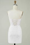 Vestido blanco ajustado con tirantes finos y apliques
