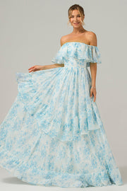 Vestido de dama de honor largo boho con hombros florales blancos y azules con volantes