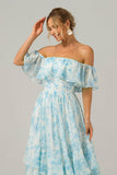 Vestido de dama de honor largo boho con hombros florales blancos y azules con volantes
