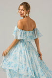 Vestido de dama de honor largo boho con hombros florales blancos y azules con volantes