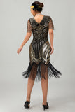 Conjunto de vestido negro dorado con flecos de la década de 1920 con accesorios
