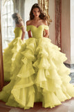 Vestido largo de fiesta con volantes y hombros descubiertos de Black Princess