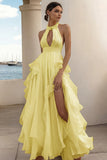 Vestido formal largo blanco con volantes halter de línea A con abertura alta