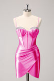 Vestido de fiesta ajustado con cuentas y tirantes finos en color rosa intenso
