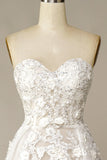 Un vestido de novia de línea con apliques