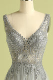 Vestido gris  de fiesta con cuello en V con cuentas