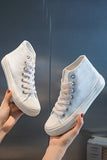 Zapatillas blancas de lona con cordones