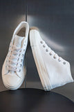 Zapatillas blancas de lona con cordones