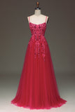 Tirantes finos Un vestido de fiesta rojo con apliques
