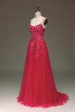 Tirantes finos Un vestido de fiesta rojo con apliques