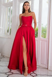 Una línea de vestido de fiesta largo rojo sin tirantes con frente dividido