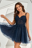 Vestido de cóctel corto sin espalda azul marino con apliques