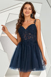 Vestido de cóctel corto sin espalda azul marino con apliques