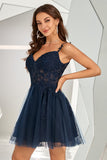 Vestido de cóctel corto sin espalda azul marino con apliques