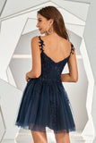 Vestido de cóctel corto sin espalda azul marino con apliques