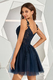 Vestido de cóctel corto sin espalda azul marino con apliques