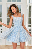 Lindo vestido corto de bienvenida impreso en azul